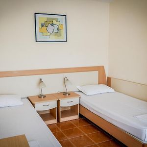 Pokój z dwoma pojedynczymi łóżkami